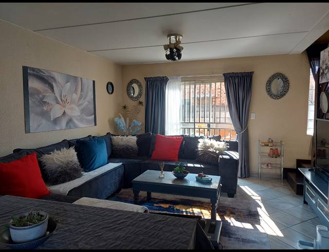2 BEDROOM TOWNHOUSE FOR SALE IN SONNEGLANS